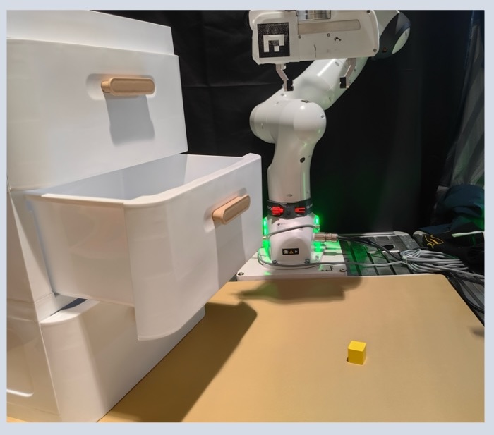 Generalizable Coarse-to-Fine Robot Manipulation via Language-Aligned 3D Keypoints